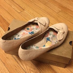 Born flats size 9 Molly off white